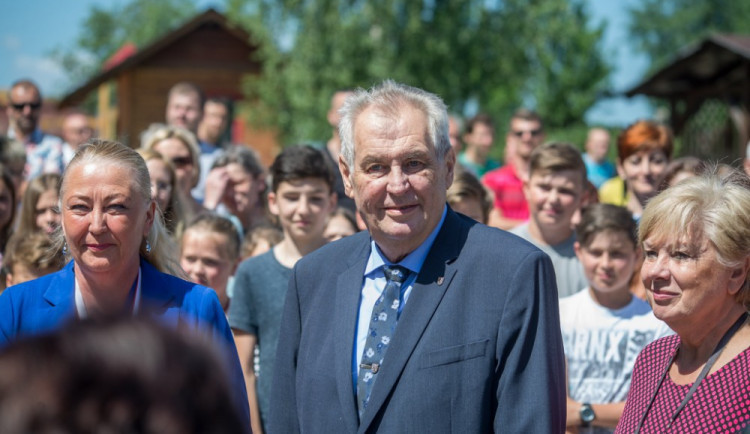 Miloš Zeman si po pádu zlomil ruku. V noci na dnešek byl operován