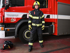 FOTO: Pražští hasiči mají nové zásahové komplety. Stály čtvrt milionu korun