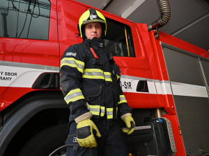 FOTO: Pražští hasiči mají nové zásahové komplety. Stály čtvrt milionu korun