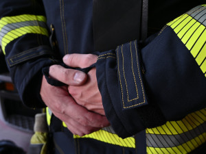 FOTO: Pražští hasiči mají nové zásahové komplety. Stály čtvrt milionu korun