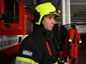 FOTO: Pražští hasiči mají nové zásahové komplety. Stály čtvrt milionu korun