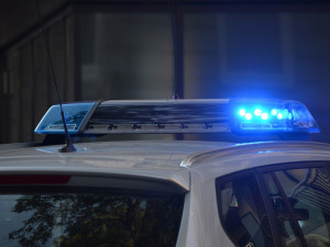 Opilý motorkář kličkoval po silnici. Policistům dýchat odmítl