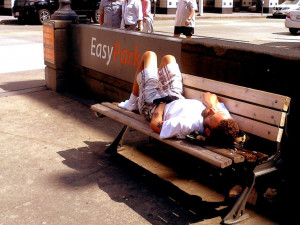 Muž ležel na lavičce ve Vysočanech s holým zadkem. Chtěl zbít strážníka, ale skončil v poutech
