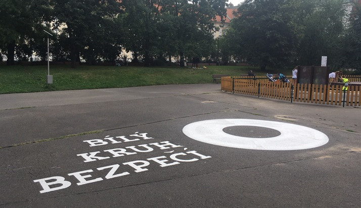 Na Karlově náměstí bude k vidění logo Bílého kruhu bezpečí. Má upozornit na oběti kriminality