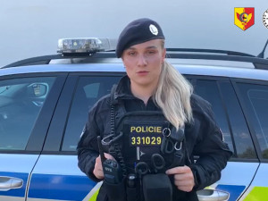 FOTO, VIDEO: Muž se chtěl utopit ve Vltavě. Život mu zachránili policisté