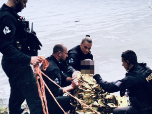 FOTO, VIDEO: Muž se chtěl utopit ve Vltavě. Život mu zachránili policisté