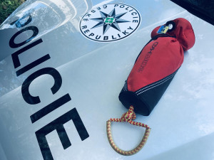 FOTO, VIDEO: Muž se chtěl utopit ve Vltavě. Život mu zachránili policisté