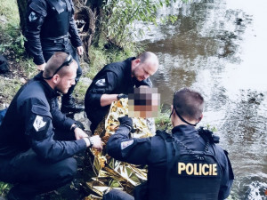 FOTO, VIDEO: Muž se chtěl utopit ve Vltavě. Život mu zachránili policisté