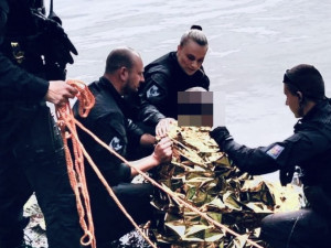FOTO, VIDEO: Muž se chtěl utopit ve Vltavě. Život mu zachránili policisté