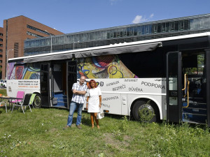 Autobus Uličník míří před základní školy. Pomůže dětem v těžkých situacích