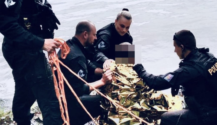 FOTO, VIDEO: Muž se chtěl utopit ve Vltavě. Život mu zachránili policisté