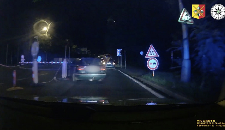 VIDEO: Policie pronásledovala řidiče. Vyskočil za jízdy z auta
