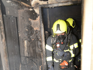 Pět osob zachránili hasiči při požáru v Praze 5. Škoda je půl milionu korun