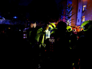 FOTO, VIDEO: Při požáru v Praze 4 dnes večer zemřel starší muž