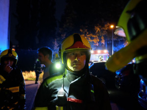 FOTO, VIDEO: Při požáru v Praze 4 dnes večer zemřel starší muž