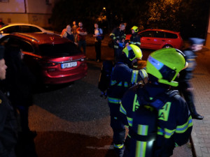 FOTO, VIDEO: Při požáru v Praze 4 dnes večer zemřel starší muž