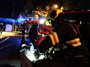 FOTO, VIDEO: Při požáru v Praze 4 dnes večer zemřel starší muž