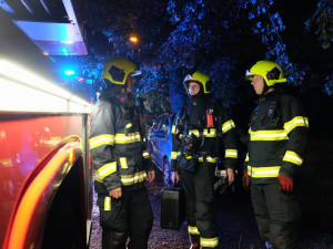 FOTO, VIDEO: Při požáru v Praze 4 dnes večer zemřel starší muž