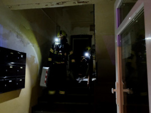 FOTO, VIDEO: Při požáru v Praze 4 dnes večer zemřel starší muž