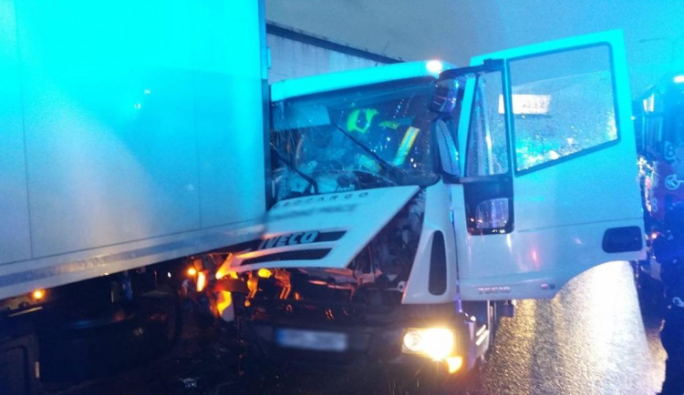 Další vážná nehoda na Pražském okruhu. Hasiči museli vyprostit řidiče.