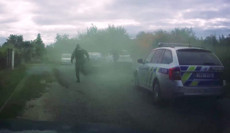 Podezřelý z loupeže skončil v policejních poutech. Hlídkám se snažil ujet.