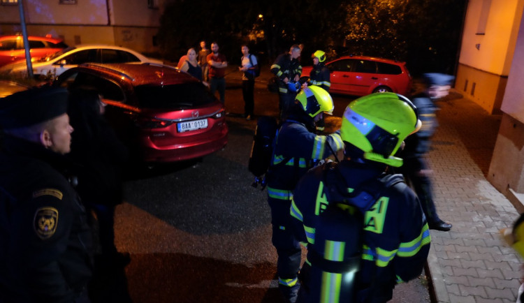 FOTO, VIDEO: Při požáru v Praze 4 dnes večer zemřel starší muž