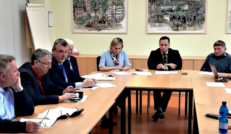 Na politické dresy jsme moc nehráli, pracovali jsme, shodují se politici z vedení Karlovarského kraje