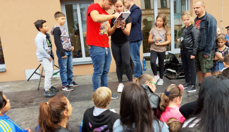 Novou městskou knihovnu dnes v Sokolově otvíral i youtuber Tary