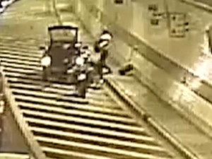 VIDEO: Invalida měl defekt pneumatiky v tunelu Blanka. Kolo mu vyměnil policista