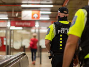 Dva agresivní a opilé muže bez roušky zadrželi strážnicí v pražském metru