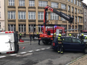 Hasiči zasahovali u nehody v Praze 10. Museli dokonce použít i hydraulickou ruku