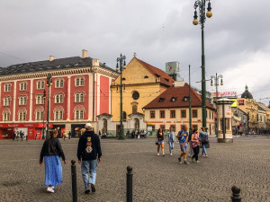 Výstava na náměstí Republiky má poukázat na soužití s krátkodobým ubytováním