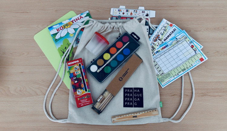 Praha darovala prvňáčkům školní balíčky a roušky