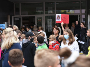 FOTO: Přes tisíc prvňáčků včera usedlo do lavic v 15 školách v Praze 8