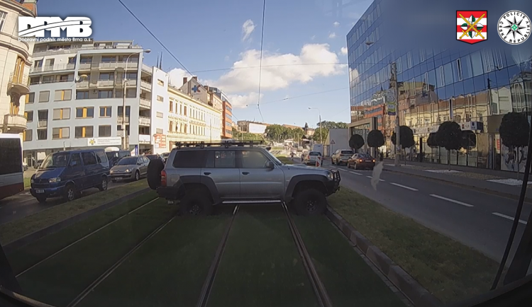 VIDEO: Travnaté pásy na Nových sadech nevydržely ani pár hodin. V den otevření je rozjezdil arogantní řidič terénním autem