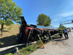 Kamion sjel na Pražském okruhu mimo silnici. Hasiči jej zajistili proti vzniku požáru