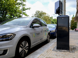 FOTO: Třináct nových stožárů veřejného osvětlení pro dobíjení elektromobilů vzniklo na Vinohradech