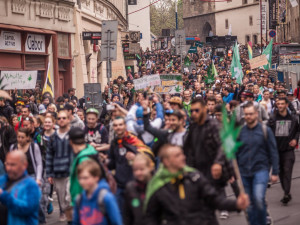 FOTO: Prahou projdou milovníci konopí. Million Marihuana March volá po jeho legalizaci