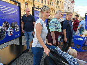 FOTO: Na náměstí republiky otevřeli výstavu týkající se krátkodobého ubytování v centru Prahy