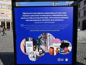 FOTO: Na náměstí republiky otevřeli výstavu týkající se krátkodobého ubytování v centru Prahy