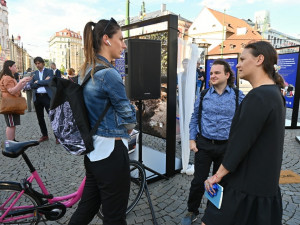 FOTO: Na náměstí republiky otevřeli výstavu týkající se krátkodobého ubytování v centru Prahy