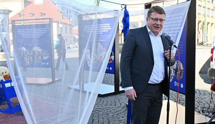 FOTO: Na náměstí republiky otevřeli výstavu týkající se krátkodobého ubytování v centru Prahy