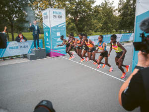 Elitním běžcům v Letenských sadech patřil první záříjový víkend. Byl pokořen ženský rekord