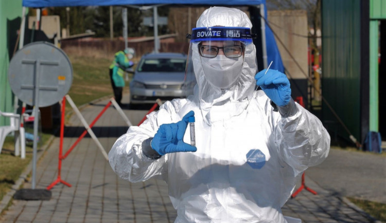 Univerzita Karlova dnes v Praze představí testy na covid-19 a chřipku. Výsledky budou do hodiny