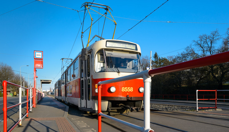 Praha obnovuje preventivní opatření v MHD. Kromě automatického otevírání dveří se omezí také nástup a výstup předními dveřmi