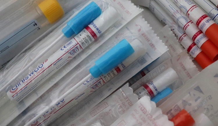 Hradec rozdá učitelům testy na koronavirus