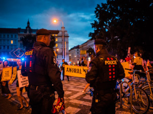 FOTO: Aktivisté obarvili vodu ve fontáně v Praze na červeno. Chtějí zákaz živočišných produktů