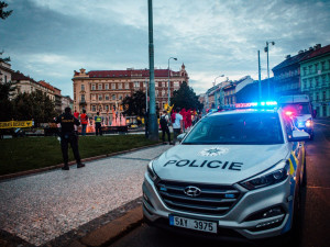FOTO: Aktivisté obarvili vodu ve fontáně v Praze na červeno. Chtějí zákaz živočišných produktů