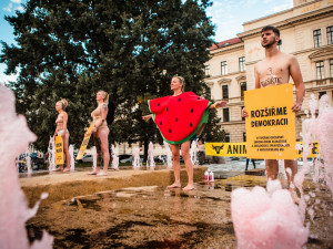 FOTO: Aktivisté obarvili vodu ve fontáně v Praze na červeno. Chtějí zákaz živočišných produktů