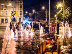 FOTO: Aktivisté obarvili vodu ve fontáně v Praze na červeno. Chtějí zákaz živočišných produktů